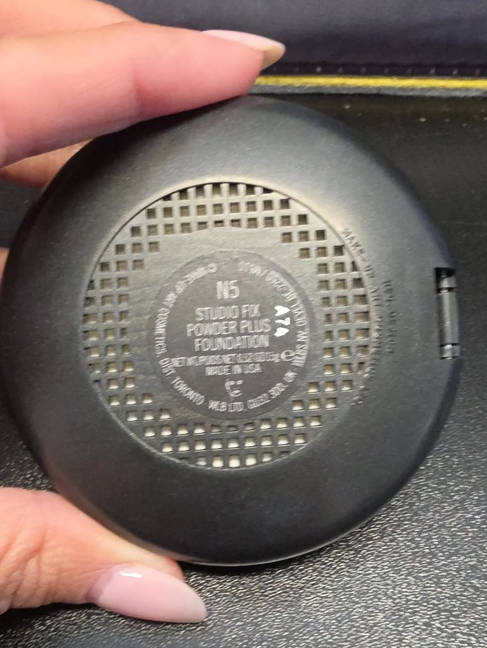 MAC Cosmetics Black Compact Powder Foundation - N5